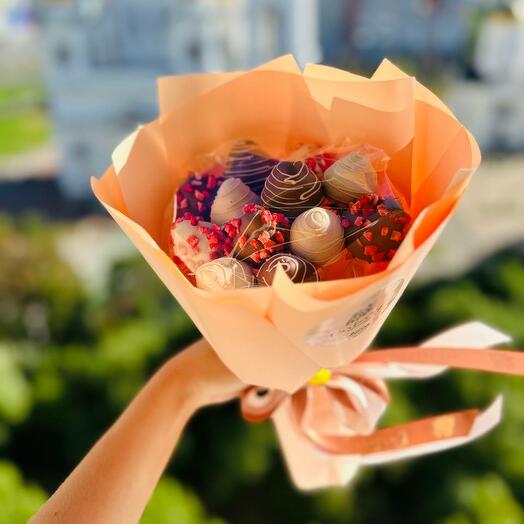 Букет из клубники в шоколаде 12-13 шт на день рождения