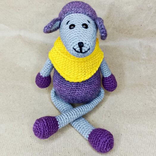 Вязаная игрушка Овечка в жёлтом платке