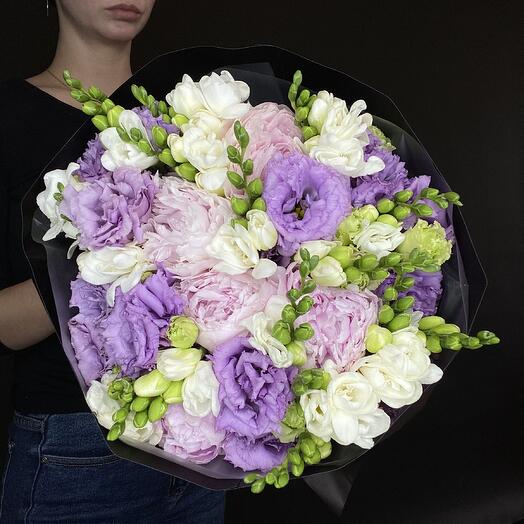 Букет фрезий с пионами