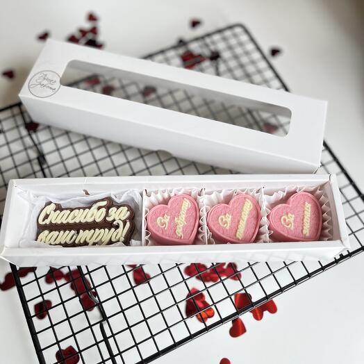 Шоколадный набор сердца и надпись "Спасибо за ваш труд"