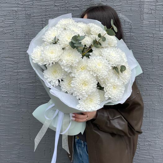 5 кустовых хризантем с эвкалиптом