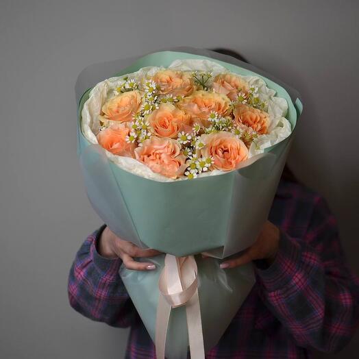 Букет из пионовидных роз и кустовых ромашек