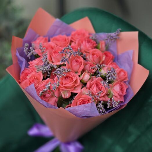 Яркий букет из кустовых роз Барбадос и лимониума 💐