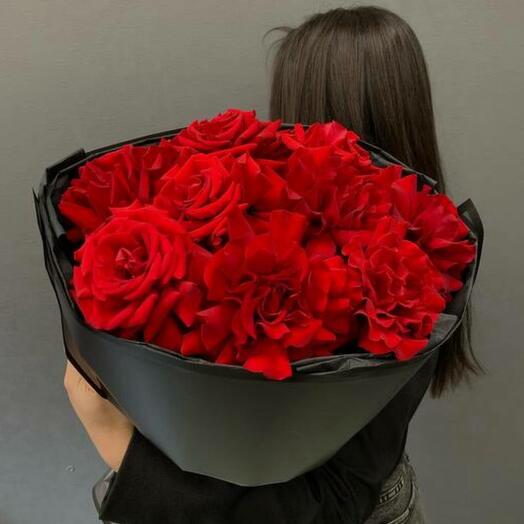 Французские красные розы в черной упаковке 9