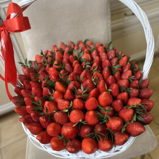 Корзина из свежей клубники