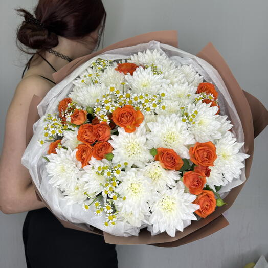 Большой букет из кустовых хризантем, ромашек и кустовой розы