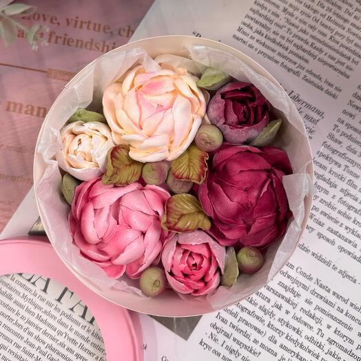 Коробочка с пионами и тюльпанами из вишневого, клубничного и абрикосового зефира на День матери