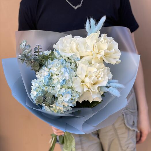 Букет из голубой гортензии и белых французских роз "Летнее небо над Невой"