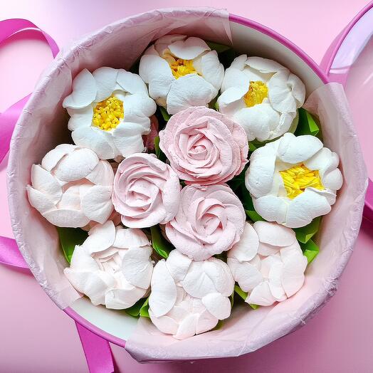Букет с розами и пионами из зефира в подарок