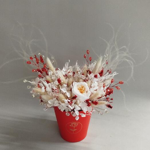 Авторская композиция со стабилизированной розой, гортензией, лагурусом, ковылем и стеклярусом