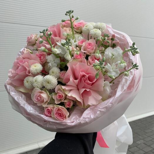 Букет Нежный зефир(французская роза, кустовая роза, гиперикум, ньютон, маттиола)