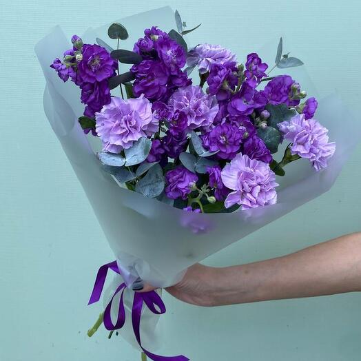 Ароматный букет из матиолы, диантусов и эвкалипта