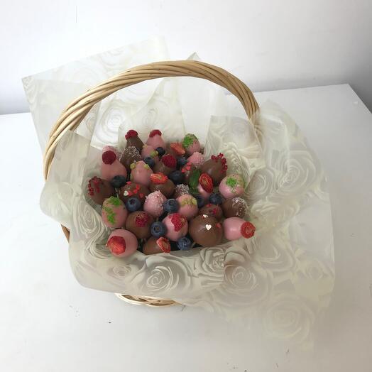 Корзинка клубнички в шоколаде 30 ягод