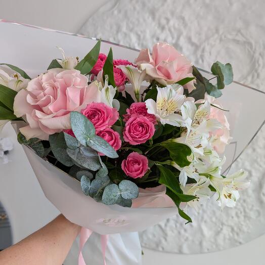 Букет с французскими розами и альстрамериями