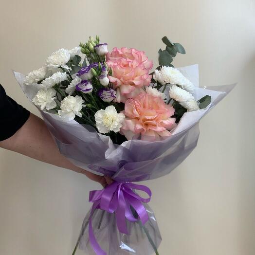 Букет  «Нежное сердце» розы,хризантемы ,лизиантусы ,гвоздика