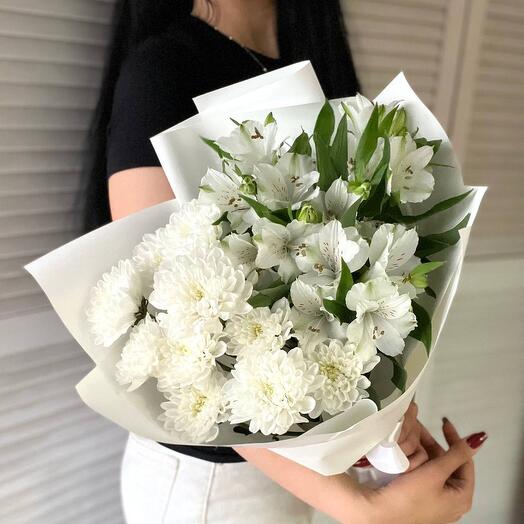 Букет из стойких цветов с альстромерией и хризантемой