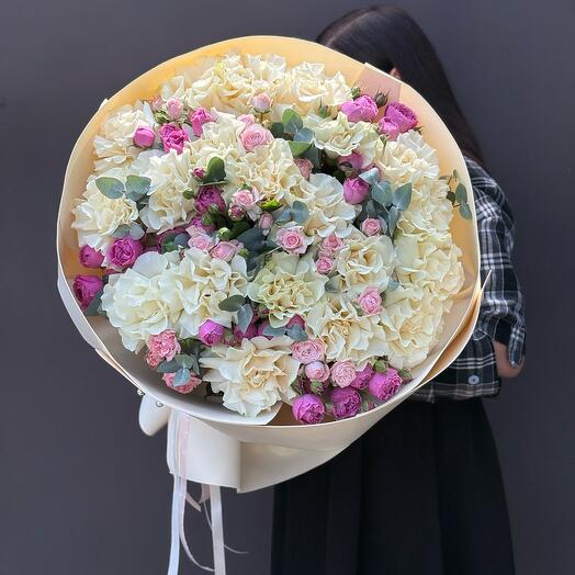 Эффектный букет из белой французской и кустовой пионовидной розы