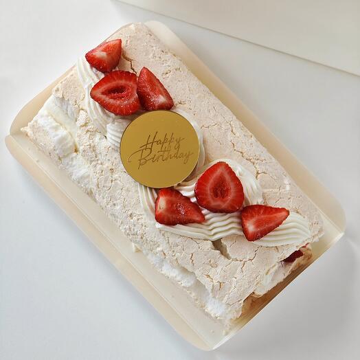 Меренговый рулет в подарок с клубникой и с надписью happy birthday