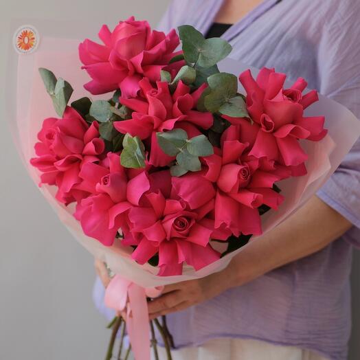 Розы французские малиновые с эвкалиптом