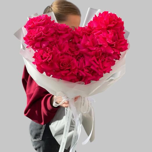 Букет сердце из 15 малиновых роз