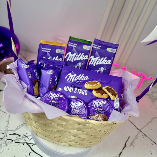 Корзина с конфетами Milka