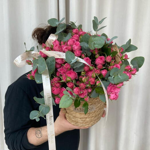 Кашпо с кустовыми розами