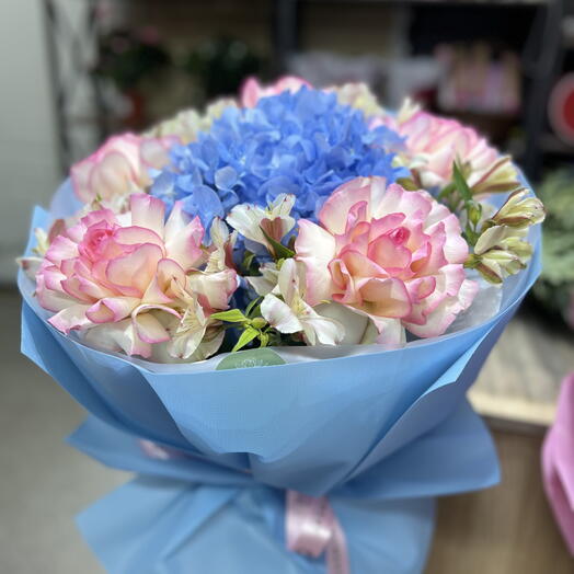 Букет из гортензии с французской розой