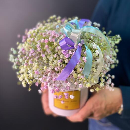 Малышка. Композиция в шляпной коробке из гипсофилы с лентами