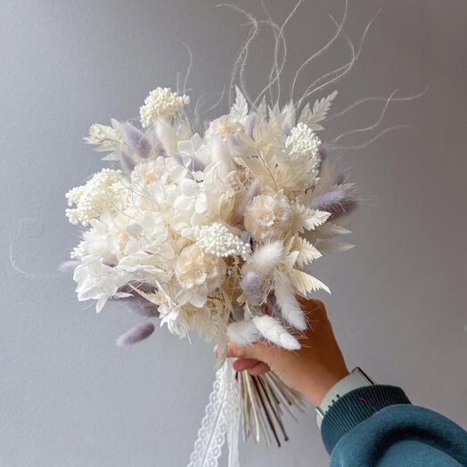 Нежный букет с ковылем и гортензией