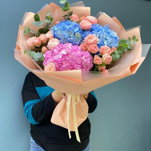 Авторский букет из гортензий и кустовые Пионовидные Розы 💝