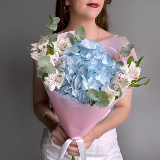 Нежный букет голубая гортензия, альстромерия и эвкалипт