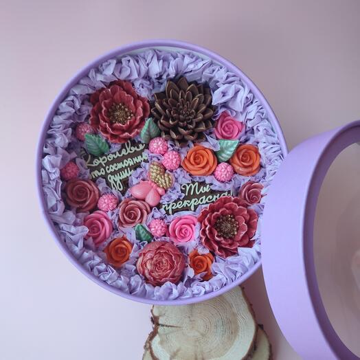 Шоколадные цветы в шляпной коробке "Ты прекрасна"