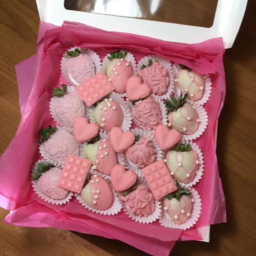 Клубника в шоколаде микс белого и розового шоколада