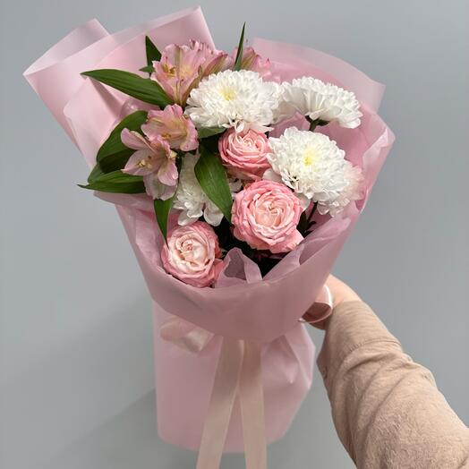 Букет «очарование» хризантема, кустовая пионовидная роза и хризантема