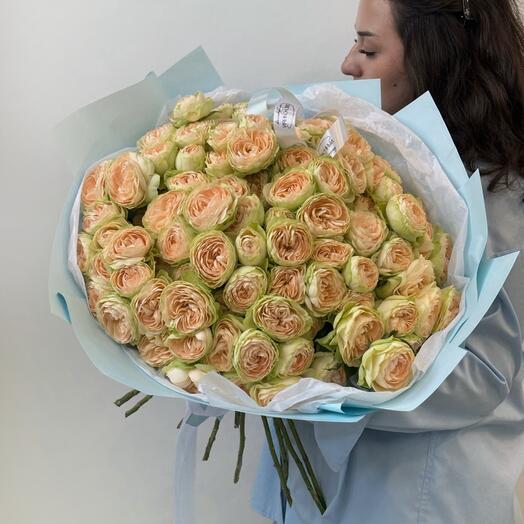 Букет «19 веток персиковой кустовой розы»