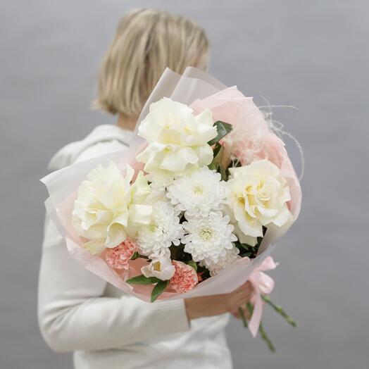 Акция от Vivienne Sabo, Букет «Нежность» с кустовой хризантемой, розовым тюльпаном и белыми розами