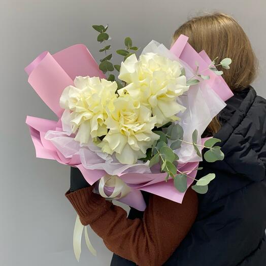 Нежный букет с французской розой и эвкалиптом