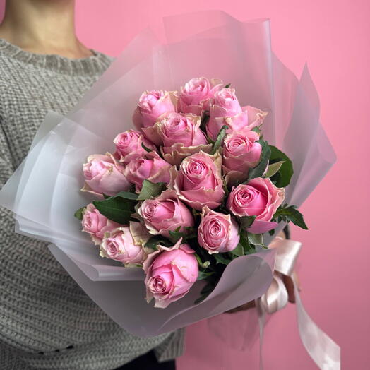 Букет 2242 | 15 розовых роз в нежном букете