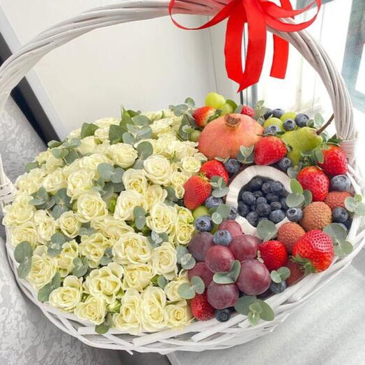 Корзина из фруктов и цветов