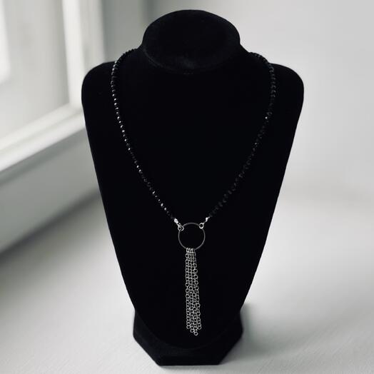 Колье с кисточкой