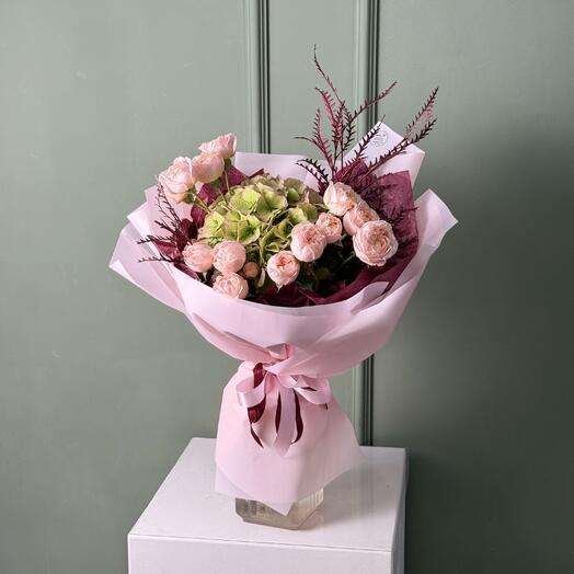 Сборный букет с пионовидной розой и гортензией