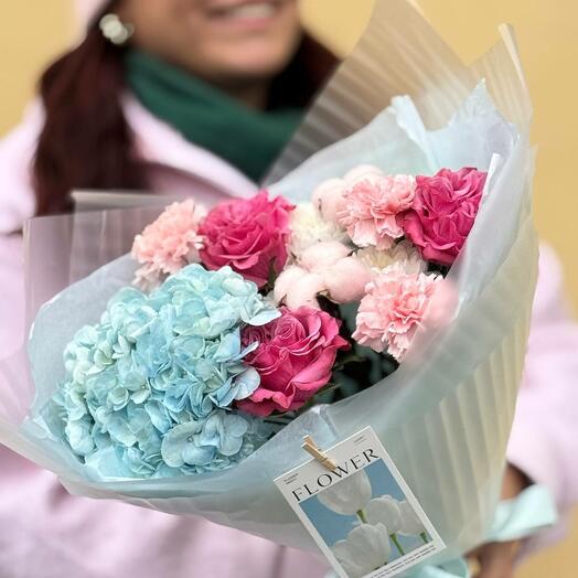 Нежный букет с голубой гортензией и пионовидными розами