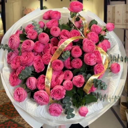 Пионовидные розы сорта Жизель и свежий эвкалипт