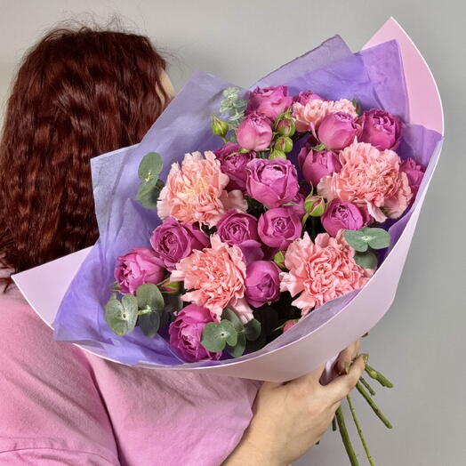 Кустовые розы с диантусами и эвкалиптом vkf164