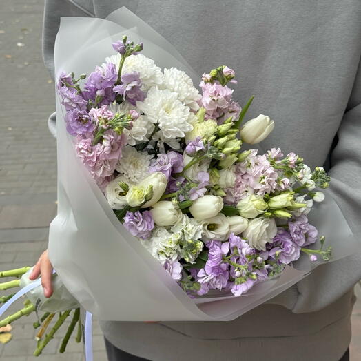 Нежный букет с тюльпанами и маттиолой