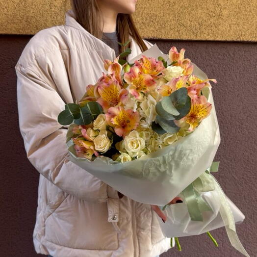 Букет для любимой с гортензией, кустовой розой и альстромерией