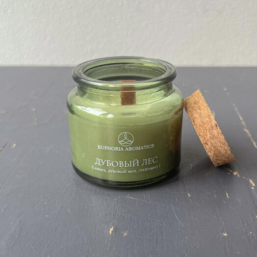 Свеча в стеклянной банке с ароматом дубового леса