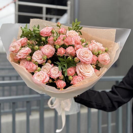 9 пионовидных кустовых  роз