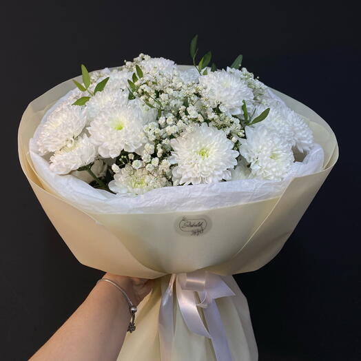 Букет из кустовых пушистых хризантем , гипсофилы