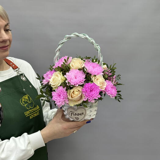 Корзинка с яркими розами и хризантемой
